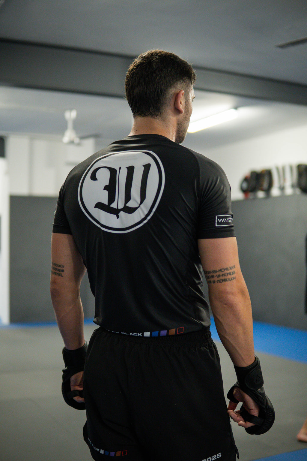 Rashguard Origins Black - Símbolo del camino