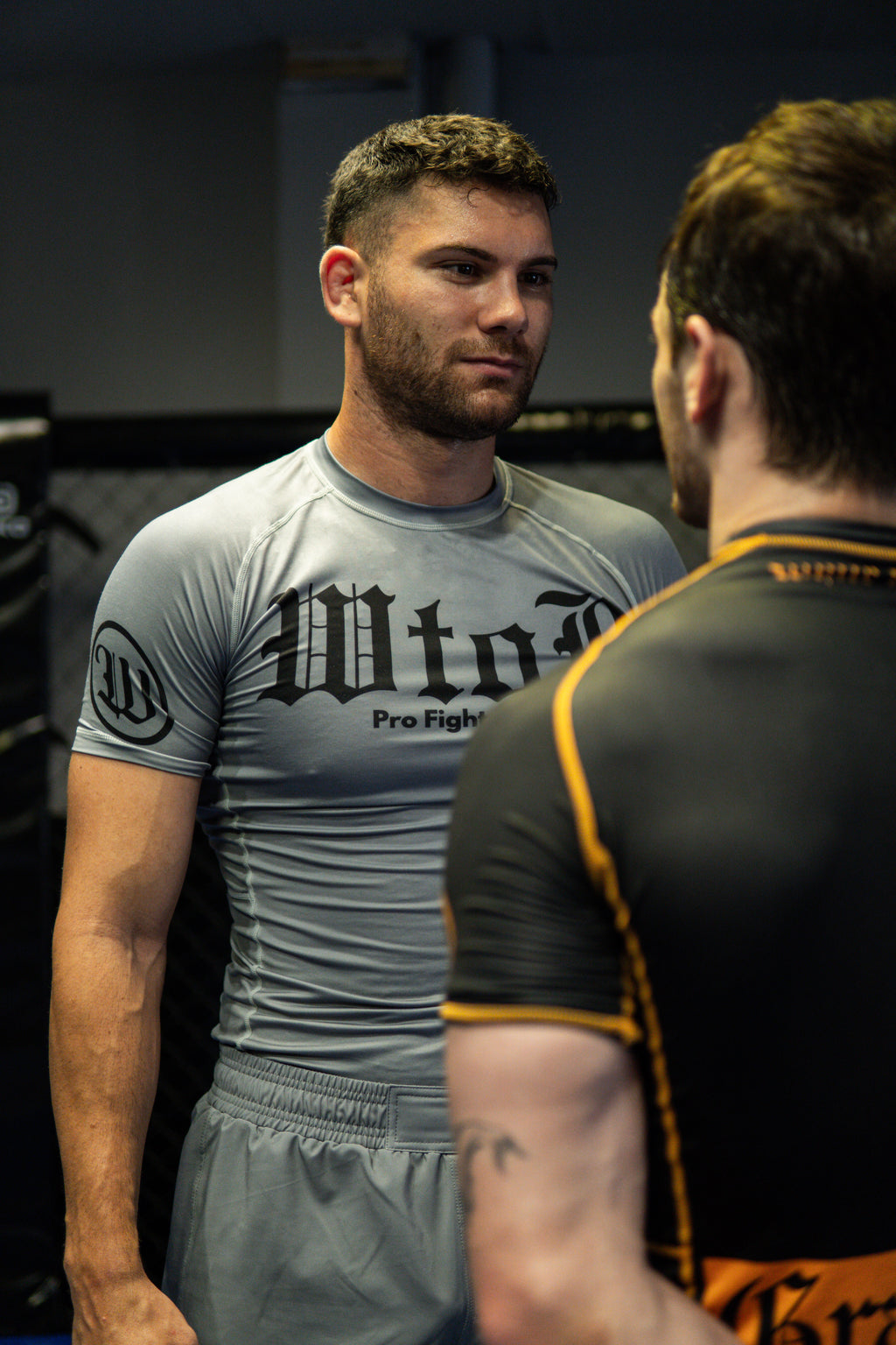 Rashguard Grappler Gris - Identidad en el tatami