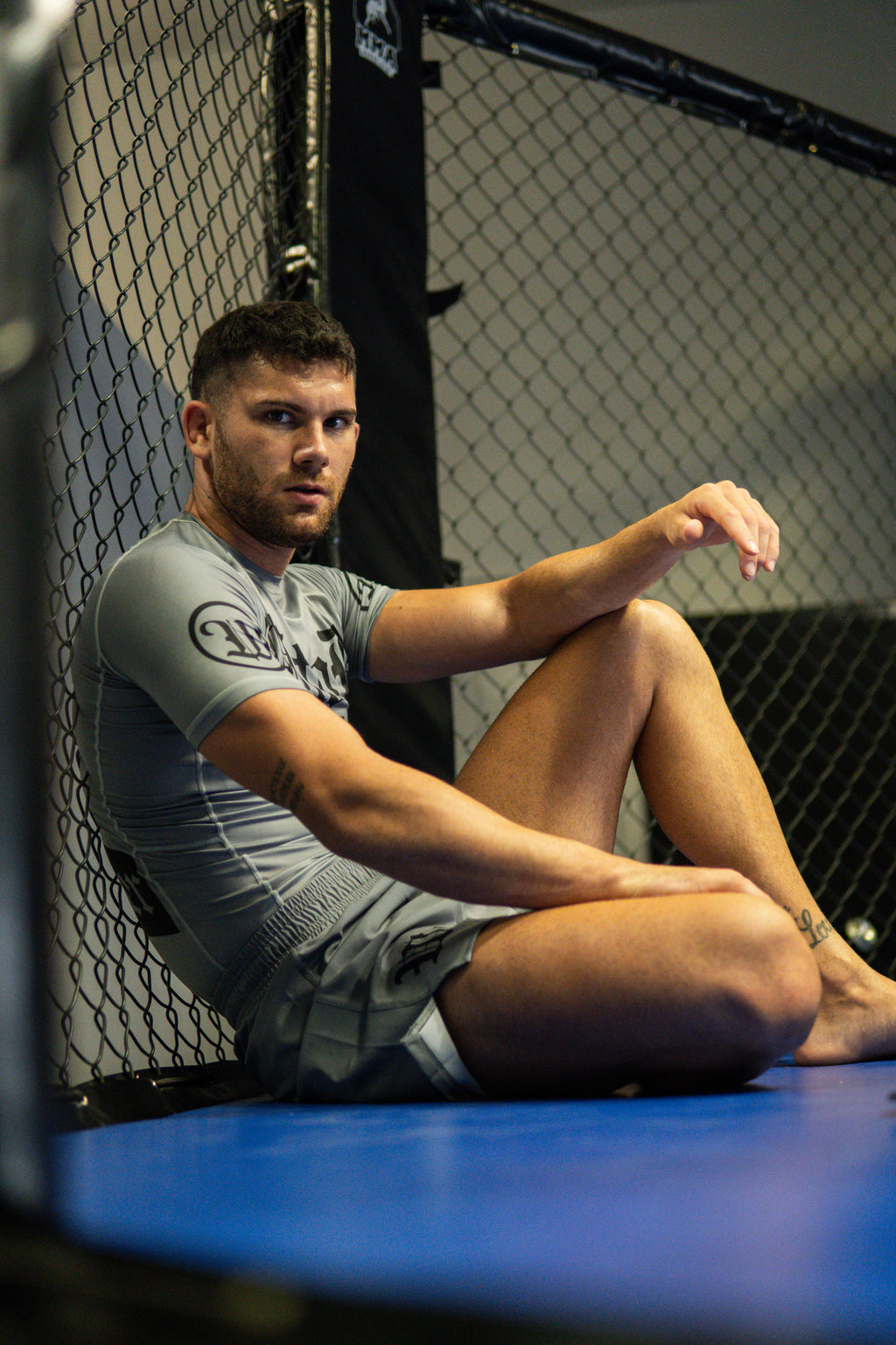 Rashguard Grappler Gris - Identidad en el tatami